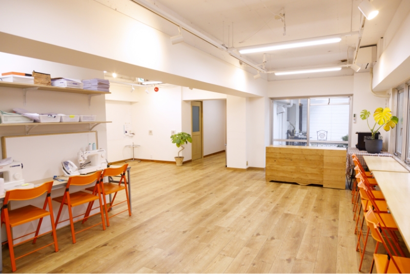 就労継続支援B型JOTワークラボ神戸は、障害をお持ちの方の就労支援施設です。三宮駅から徒歩8分、加納町3丁目のバス停・交差点のすぐそばにあります。