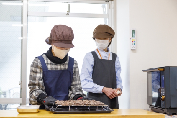 カカオニブを使ったオリジナル商品「KOTOWA」 豆の焙煎の様子