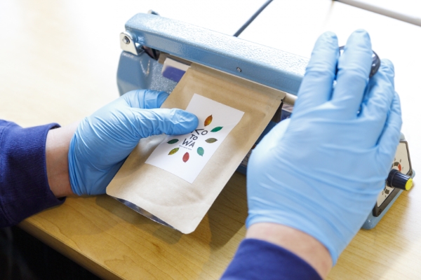 カカオニブを使ったオリジナル商品「KOTOWA」 封入・ラッピング