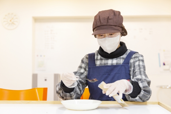 カカオニブを使ったオリジナル商品「KOTOWA」封入作業