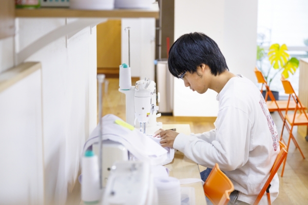 JOTワークラボのミシン·縫製作業の様子その2